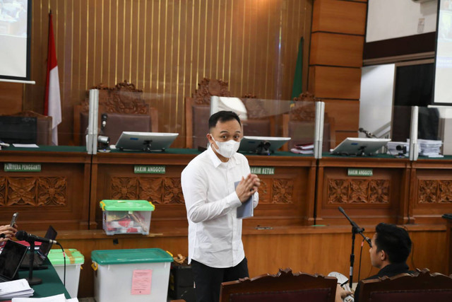 Ricky Rizal memberikan gestur meminta maaf saat jalani sidang lanjutan terkait dugaan pembunuhan berencana Brigadir J di Pengadilan Negeri Jakarta Selatan hari ini, Senin (28/11/2022). Foto: Aditia Noviansyah/kumparan