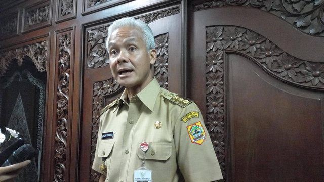 Gubernur Jawa Tengah, Ganjar Pranowo menanggapi dengan santai soal unggahan foto gaya rambut bewarna hitam di akun instagramnya pada Minggu (27/11/2022) kemarin. Foto: Intan Alliva Khansa/kumparan