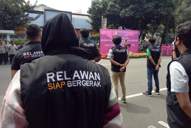 Pemberangkatan sejumlah relawan kemanusiaan untuk korban gempa Cianjur oleh Polda Metro Jaya, Senin (28/11/2022). Foto: Ananta Erlangga/kumparan