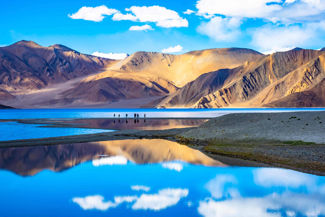 Ilustrasi Danau Pangong Tso di India. Foto: chris piason/Shutterstock