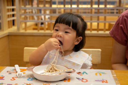 Ilustrasi anak makan mi. Foto: Shutterstock.