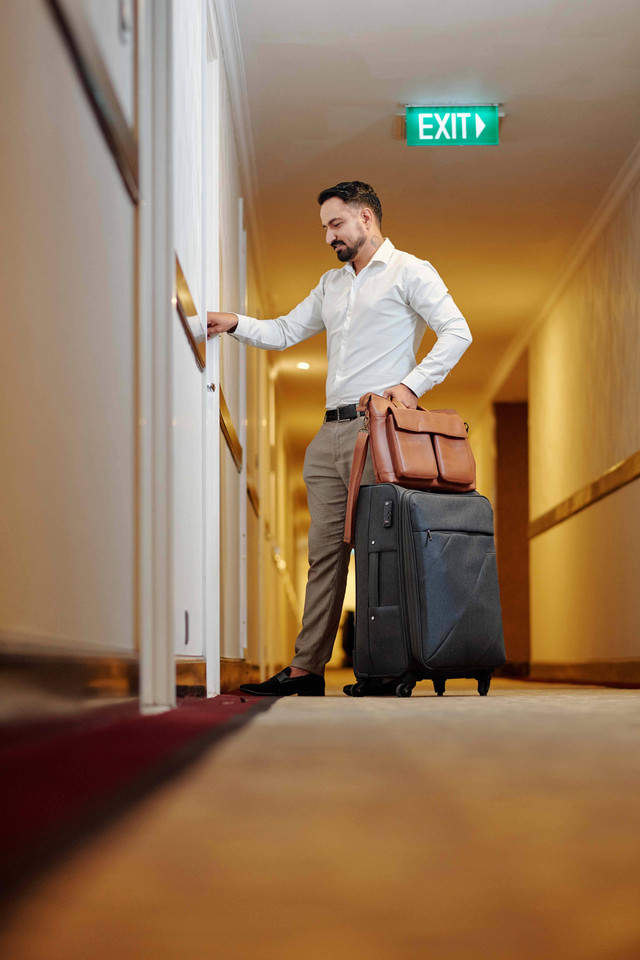 Ilustrasi tamu hotel. Foto: Dragon Images/Shutterstock