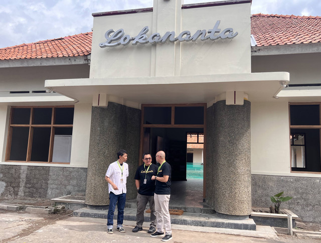 Direktur Utama M Bloc Group Handoko Hendroyono, berbincang bersama Direktur Utama PPA Yadi Jaya Ruchandi dan Direktur Utama PT Danareksa (Persero) Arisudono Soerono, di depan pintu masuk bangunan utama yang akan menjadi Museum Lokananta. Foto: ES Putra