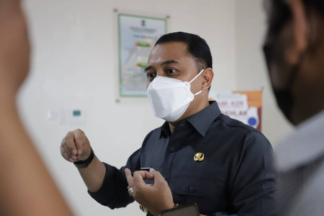 Wali Kota Surabaya Eri Cahyadi (masker putih) mengamuk kepada para staf dan tenaga medis saat sidak di RSUD Dr. Soewandhi Surabaya, Senin (28/11/2022). Foto: Dok. Diskominfo Surabaya