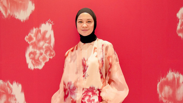 Gandeng Tantri Namirah, Klamby Hadirkan Busana Colorful Bermotif Tenun. Foto: Dok. Klamby