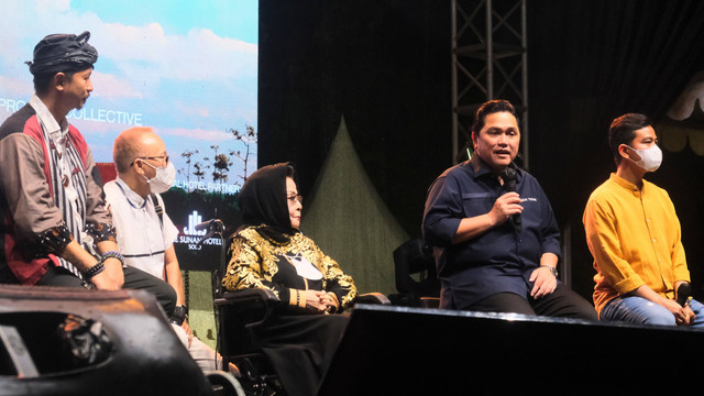 Menteri BUMN, Erick Thohir saat menghadiri acara sarasehan Lokananta Reload, Sabtu (27/11/2022) malam, bersama Wali Kota Solo, Gibran Rakabuming dan Ratu Keroncong Solo, Waldjinah. FOTO: Agung Santoso