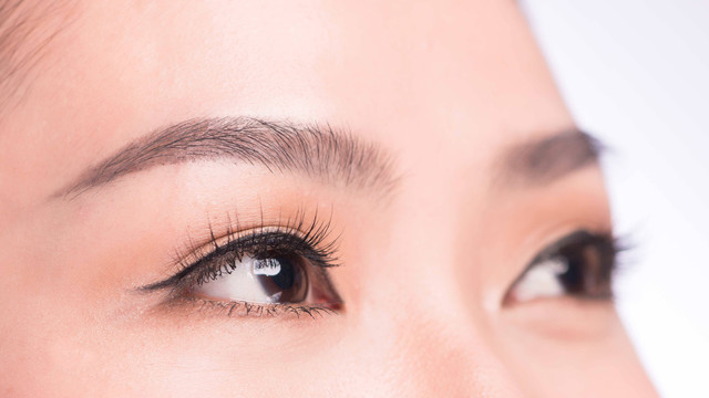 Tips Makeup: Cara Membuat Winged Eyeliner Rapi dan Tipis Pakai Bobby Pin. Foto: Makistock/Shutterstock