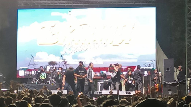 Padi Reborn hibur penonton yang memadati halaman Lokananta, Solo, Minggu (27/11/2022) malam. FOTO: Agung Santoso