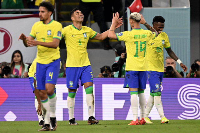 Selebrasi pemain Timnas Brasil Casemiro usai mencetak gol ke gawang Timnas Swiss pada pertandingan Grup G Piala Duia 2022 Qatar di Stadion 974, Doha, Qatar.
 Foto: Fabrice COFFRINI / AFP