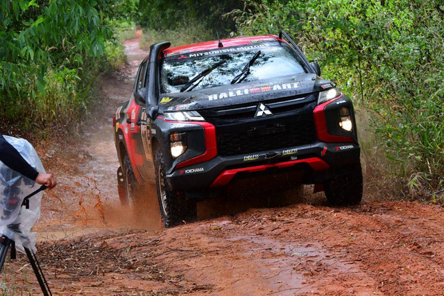 Tim Mitsubishi Ralliart berlaga di Asia Cross Country Rally (AXCR) 2022 di Thailand. Foto: Mitsubishi Motors
