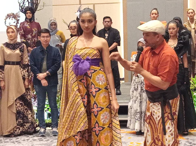 Desainer Embran Nawawi saat mempresentasikan busana dari sutra Kota Jinju. Foto-foto: Masruroh/Basra