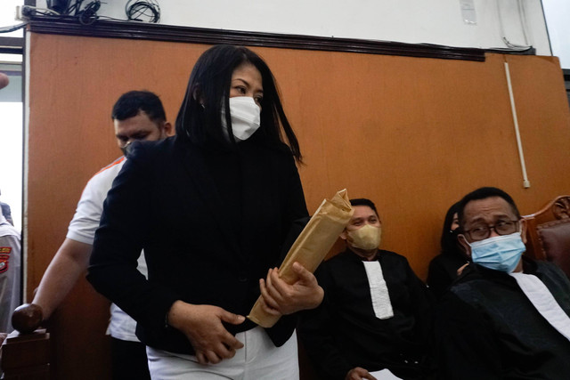 Terdakwa kasus pembunuhan berencana Brigadir Yoshua, Putri Candrawathi memasuki ruang sidang untuk menjalani sidang dengan agenda pemeriksaan saksi di Pengadilan Negeri Jakarta Selatan, Selasa (29/11/2022). Foto: Jamal Ramadhan/kumparan