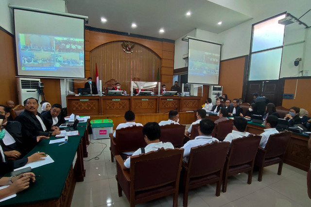 Terdakwa kasus pembunuhan berencana Brigadir Yoshua, Ferdy Sambo dan Putri memasuki ruang sidang untuk menjalani sidang dengan agenda pemeriksaan saksi di Pengadilan Negeri Jakarta Selatan, Selasa (29/11/2022). Foto: Jamal Ramadhan/kumparan