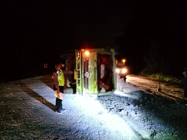Truk bermuatan tepung mengalami kecelakaan tunggal akibat rem blong di turunan Tarahan, Lampung Selatan, Senin (28/11). Akibat kecelakaan tersebut sopir truk meninggal dunia. | Foto : Dok Satlantas Polres Lampung Selatan