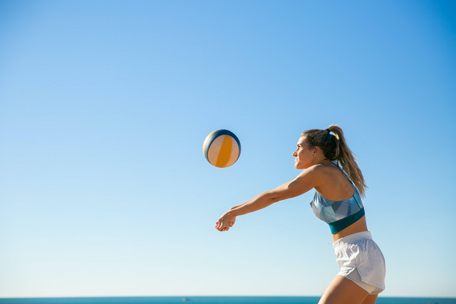 Teknik permainan bola voli yang bertujuan untuk mengambil bola hasil servis lawan dinamakan. Foto: Pexels