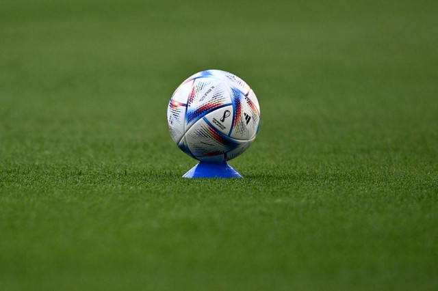 Bola resmi Piala Dunia 2022 Qatar, Al-Rihla terlihat di lapangan di Stadion Education City di Al-Rayyan, barat Doha. Foto: Jewel Samad/AFP