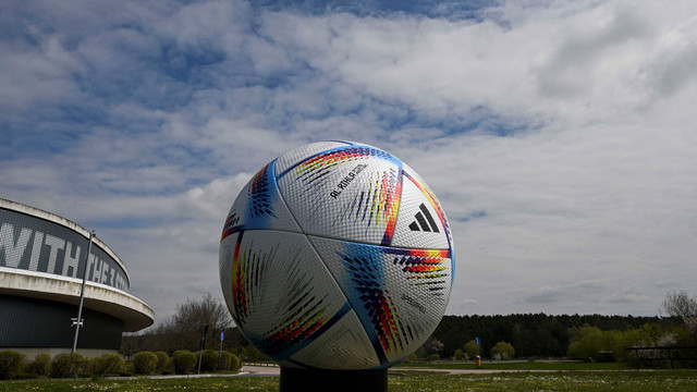 Bola resmi Piala Dunia 2022 Qatar, Al-Rihla berukuran besar. Foto: Christof Stache/AFP