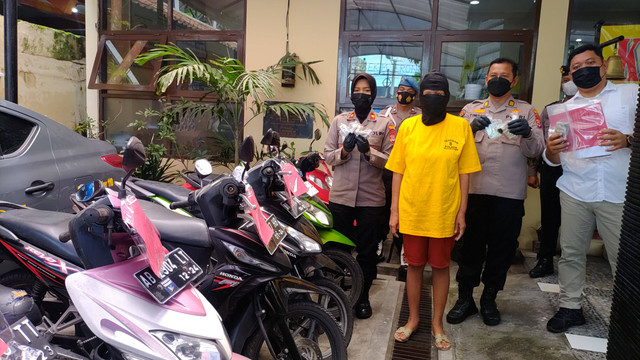 Ibu 51 tahun gelapkan 6 motor rental untuk kehidupan sehari-hari diamankan di Polsek Mantrijeron, Yogyakarta, Selasa (29/11/2022). Foto: Arfiansyah Panji/kumparan