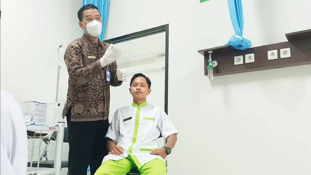 Dosen Spesialis Medikal Bedah "PPrima Trisna Aji" ketika mengajarkan praktikum laboratorium/Foto :Dokpri