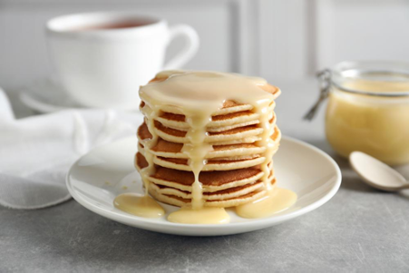 Susu kental manis sebagai topping makanan. Foto: Shutterstock.