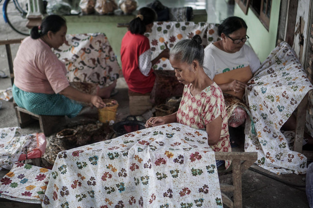 Seorang pembatik menyelesaikan pembuatan kain batik teknik coletan di Desa Kadokan, Grogol, Sukoharjo, Jawa Tengah, Selasa (29/11/2022). Foto: Mohammad Ayudha/ANTARA FOTO