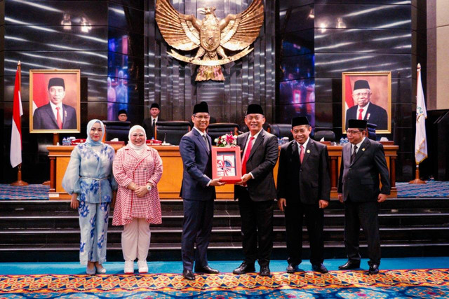 Pj Gubernur DKI Jakarta Heru Budi Hartono melakukan Penandatanganan Persetujuan Bersama Pimpinan DPRD Provinsi DKI Jakarta mengenai Raperda APBD Provinsi DKI Jakarta Tahun Anggaran 2023, Selasa (29/11/2022). Foto: PPID DKI Jakarta
