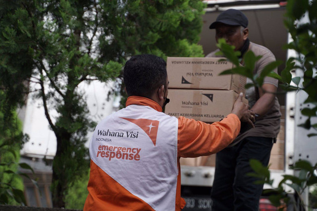 Tim Tanggap Bencana WVI sedang mendistribusikan bantuan kepada masyarakat