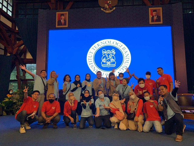 Penyelanggara bazar berfoto bersama.  