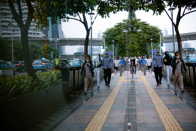 Suasana pekerja yang berkantor di kawasan Sudirman saat jam pulang kerja melintas di kawasan JPO Phinisi, Jakarta, Selasa (29/11/2022). Foto: Jamal Ramadhan/kumparan
