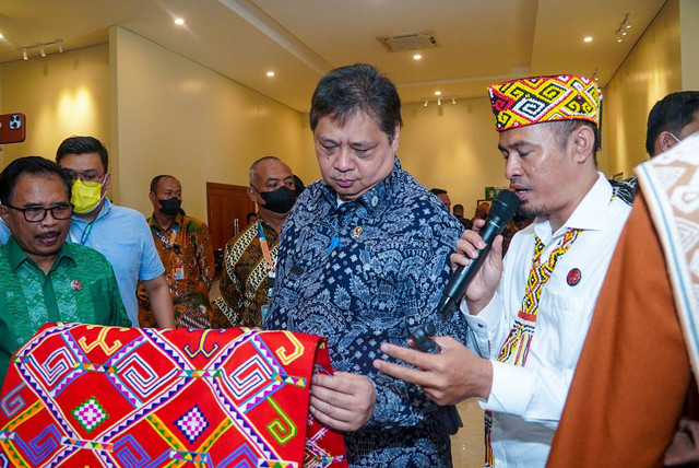 Menko Perekonomian Airlangga Hartarto bersama Delegasi BIMP-EAGA kunjungi pameran produk UMKM di East Asean Growth Area (BIMP-EAGA) ke-25, di Pontianak, Selasa (29/11/2022). Foto: Kemenko Perekonomian