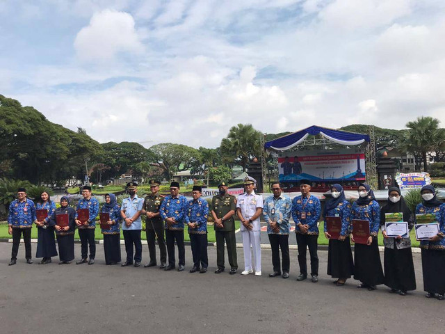 Foto bersama dalam upacara HUT Korpri ke 51, HUT PGRI dan Hari Guru Nasional. Foto / Feni Yusnia