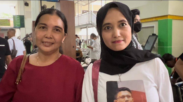 Syarifah Ima Syahab (kanan), perempuan yang menerobos kursi terdakwa demi ketemu Ferdy Sambo, di PN Jaksel, Selasa (29/11/2022). Foto: Hedi/kumparan