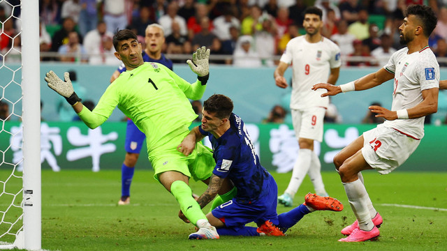 Pemain Timnas Amerika Serikat Christian Pulisic mencetak gol ke gawang Timnas Iran pada pertandingan Grup B Piala Dunia 2022 Qatar di Stadion Al Thumama, Doha, Qatar. Foto: Kai Pfaffenbach/REUTERS