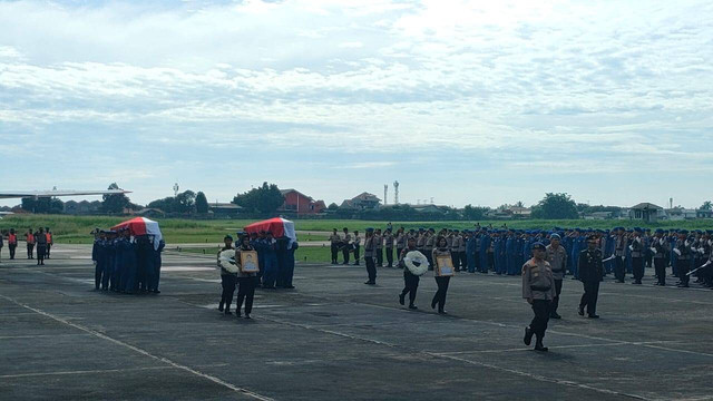 Jenazah kru helikopter Polri yang jatuh di Perairan Bangka Belitung tiba di Bandara Pondok Cabe, Tangerang Selatan, Rabu (30/11). Foto: Jhonatan Devin/kumparan