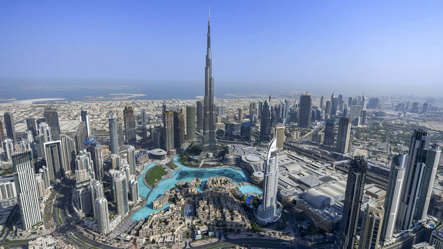Gedung pencakar langit Burj Khalifa, struktur dan bangunan tertinggi di dunia, di emirat Teluk Dubai. Foto: Karim Sahib/AFP