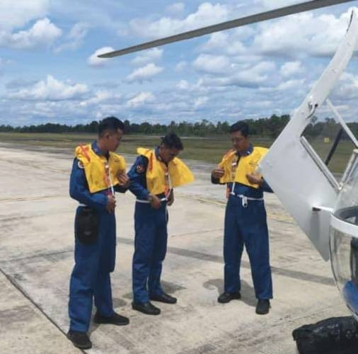 3 kru helikopter Polri sebelum terbang dan akhirnya jatuh di perairan Belitung. Foto: Dok. Istimewa