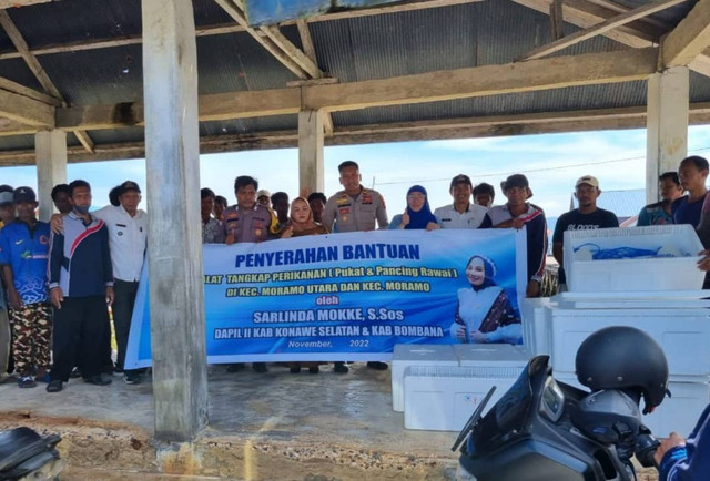 Penyerahan bantuan alat tangkap ikan untuk nelayan di Konawe Selatan, pada Rabu (30/11). Foto: kendarinesia