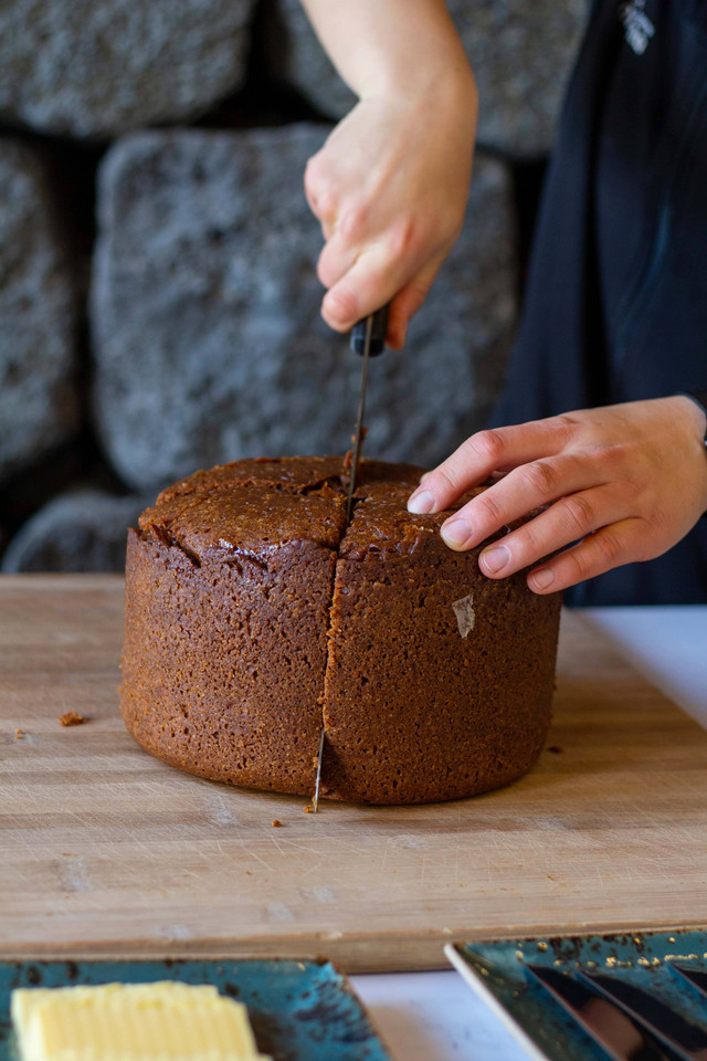 Ilustrasi roti khas warga Islandia yang dipanggang menggunakan panas bumi. Foto: GPritchettPhoto/Shutterstock