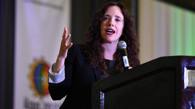 Jessica Stern, Utusan Khusus AS untuk Hak LGBTQI+, berbicara pada Konferensi Dunia ILGA 2022 (The International Lesbian, Gay, Bisexual, Trans and Intersex Association World Conference) di Long Beach, California, pada 2 Mei 2022. Foto: Robyn Beck / AFP
