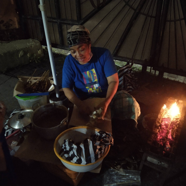Rodiah pemilik warung sate lima ribu rupiah. Foto: Distria Salsabila/kumparan.com