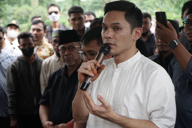 Artis Ben Kasyafani saat mendoakan jenazah ayahnya Ashar Budiman di Pemakaman TPU Tanah Kusir, Jakarta, Rabu, (30/11/2022). Foto: Dok. Agus Apriyanto