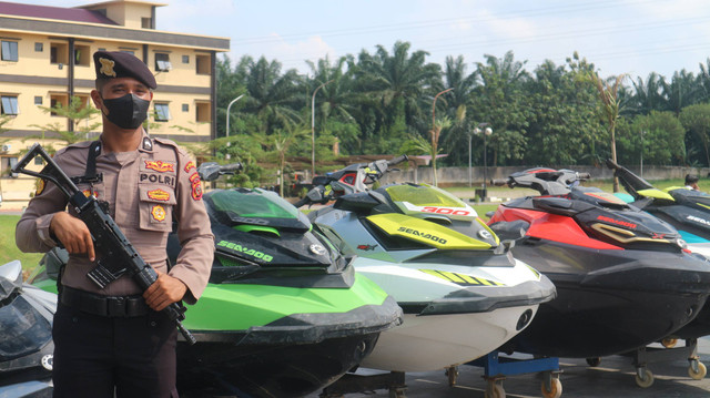 Polda Sumut menyita aset bos judi online Apin BK berupa jet ski dan speed boat. Foto: Rahmat Utomo/kumparan