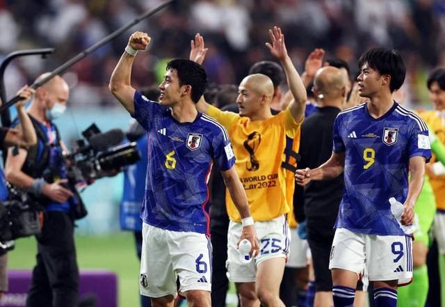 Para pemain Jepang merayakan kemenangan setelah pertandingan melawan Jerman pada pertandingan Piala Dunia Qatar 2022 Grup E di Stadion Internasional Khalifa, Doha, Qatar. Foto: Matthew Childs/Reuters