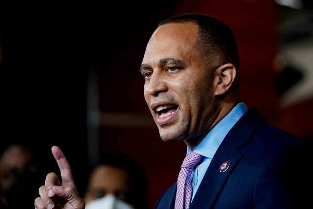 Perwakilan AS Hakeem Jeffries berbicara mendukung undang-undang hak suara selama konferensi pers Kaukus Hitam Kongres di Capitol Hill di Washington, AS, 12 Januari 2022. Foto: Elizabeth Frantz/REUTERS