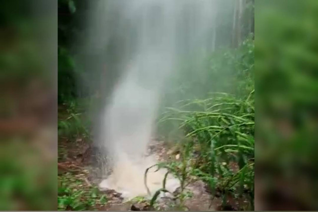 Air menyembur dari sungai bawah tanah yang ada di Gunungkidul. Foto: Istimewa