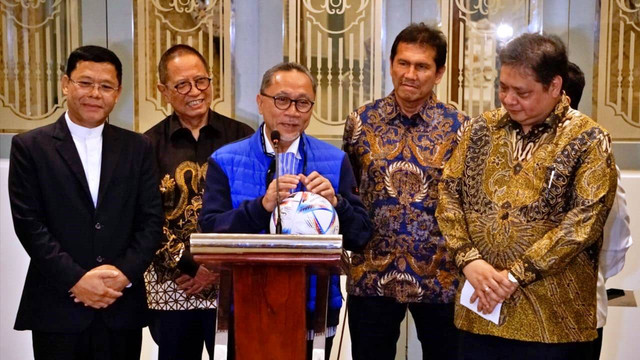 Jajaran ketua umum partai dalam koalisi KIB memberikan keterangan pers usai makan malam di Restoran Bungarampai, di Kawasan Menteng, Jakarta, Rabu (30/12/2022). Foto: Jamal Ramadhan/kumparan