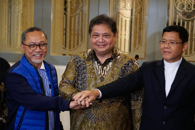 Jajaran ketua umum partai dalam koalisi KIB memberikan keterangan pers usai makan malam di Restoran Bungarampai, di Kawasan Menteng, Jakarta, Rabu (30/12/2022). Foto: Jamal Ramadhan/kumparan