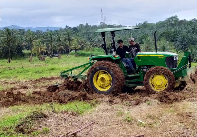 Mekanisasi olah tanah dengan traktor oleh petani