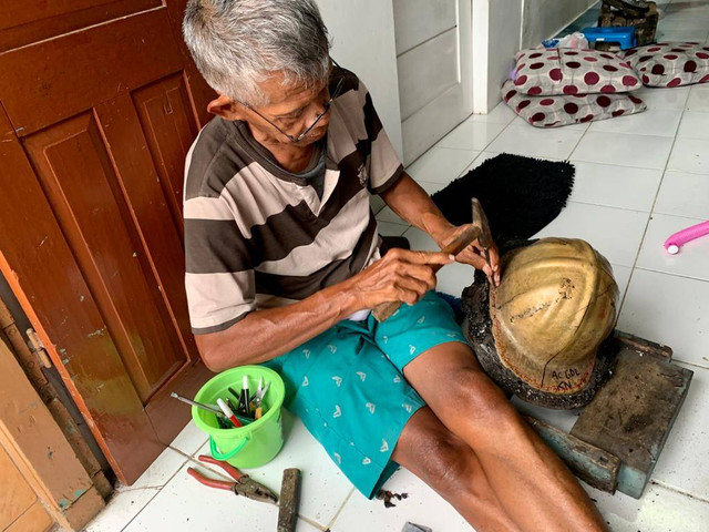 Proses pembuatan kerajinan logam helm ukir. Foto : Anisa Indriyani/Kumparan)
