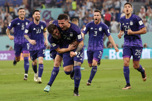 Selebrasi pemain Timnas Argentina Julian Alvarez usai mencetak gol ke gawang Timnas Polandia pada pertandingan Grup C Piala Dunia 2022 Qatar di Stadion 974, Doha, Qatar.
Foto: Amanda Perobelli/REUTERS